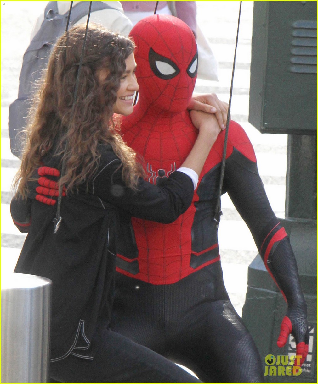 tom holland dons spider man far from home costume while filming with zendaya in nyc214