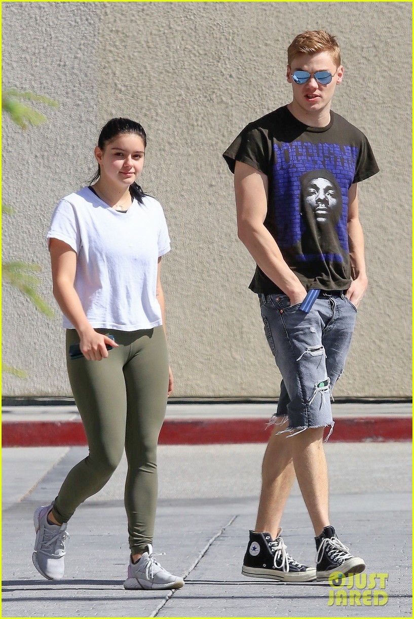 sarah hyland hits the gym as ariel winter steps out with levi meaden02