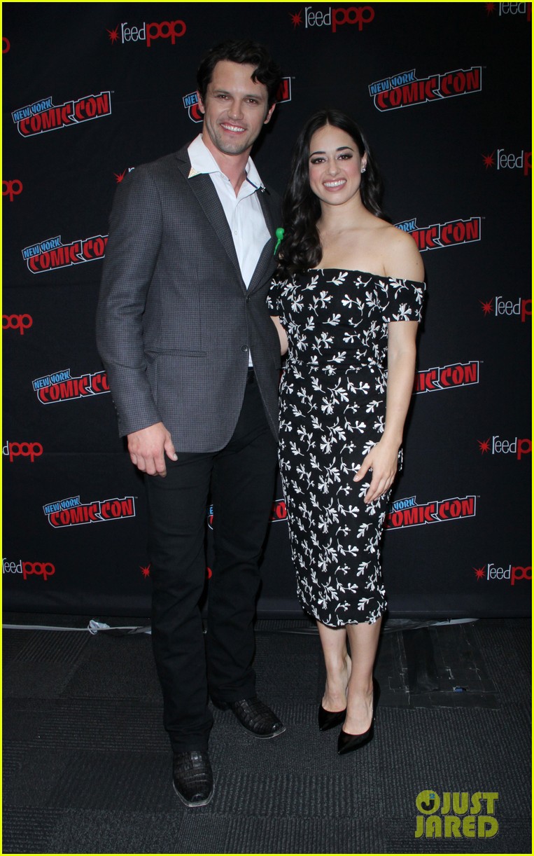jeanine mason nathan parsons bring roswell to new york comic con 03