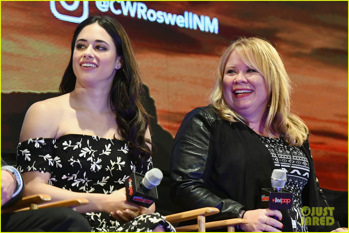 jeanine mason nathan parsons bring roswell to new york comic con 04