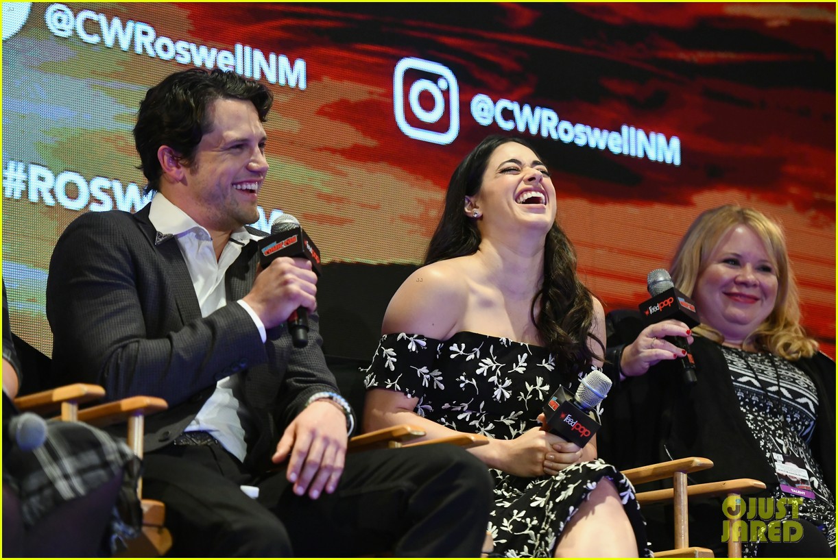 jeanine mason nathan parsons bring roswell to new york comic con 05
