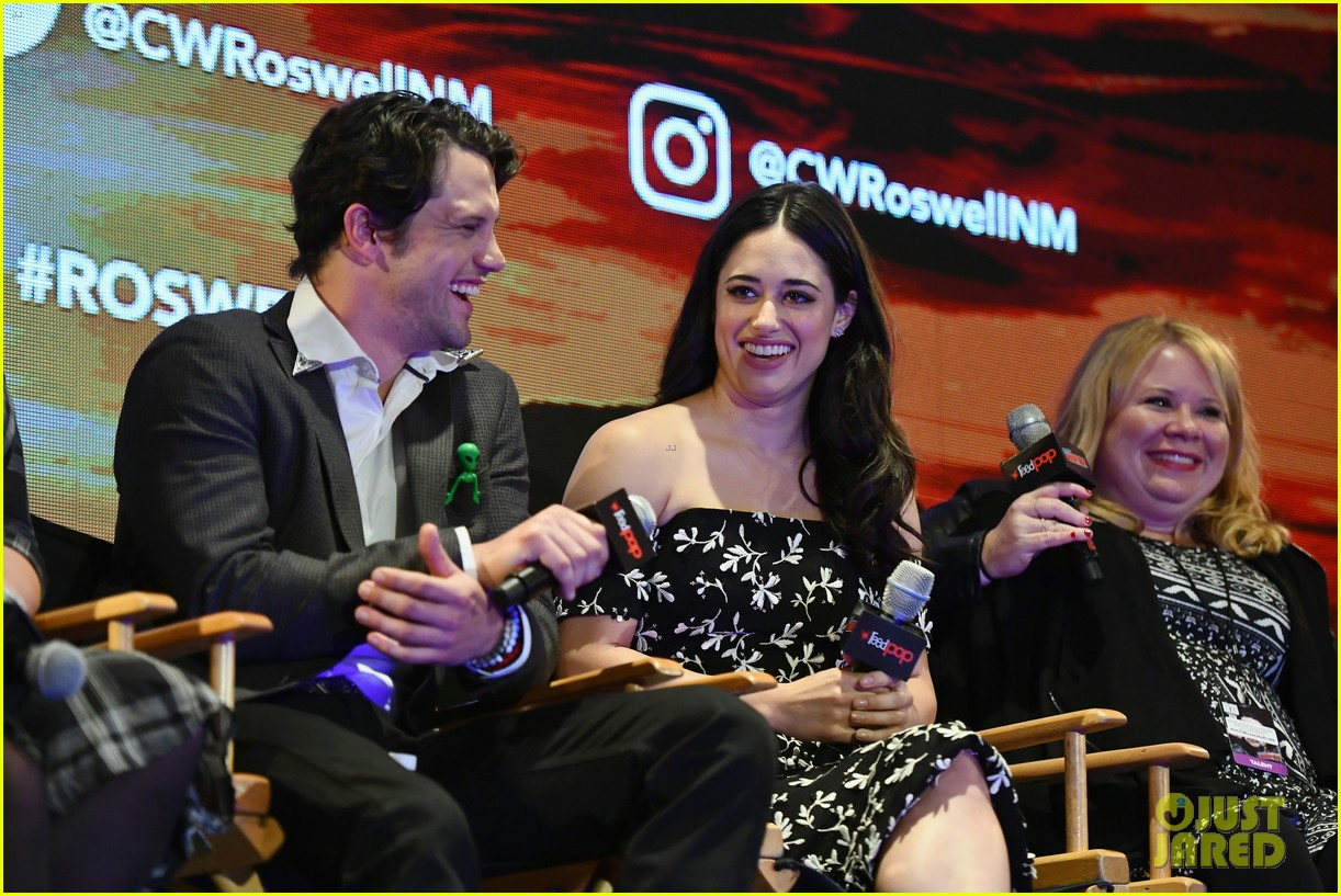 jeanine mason nathan parsons bring roswell to new york comic con 07