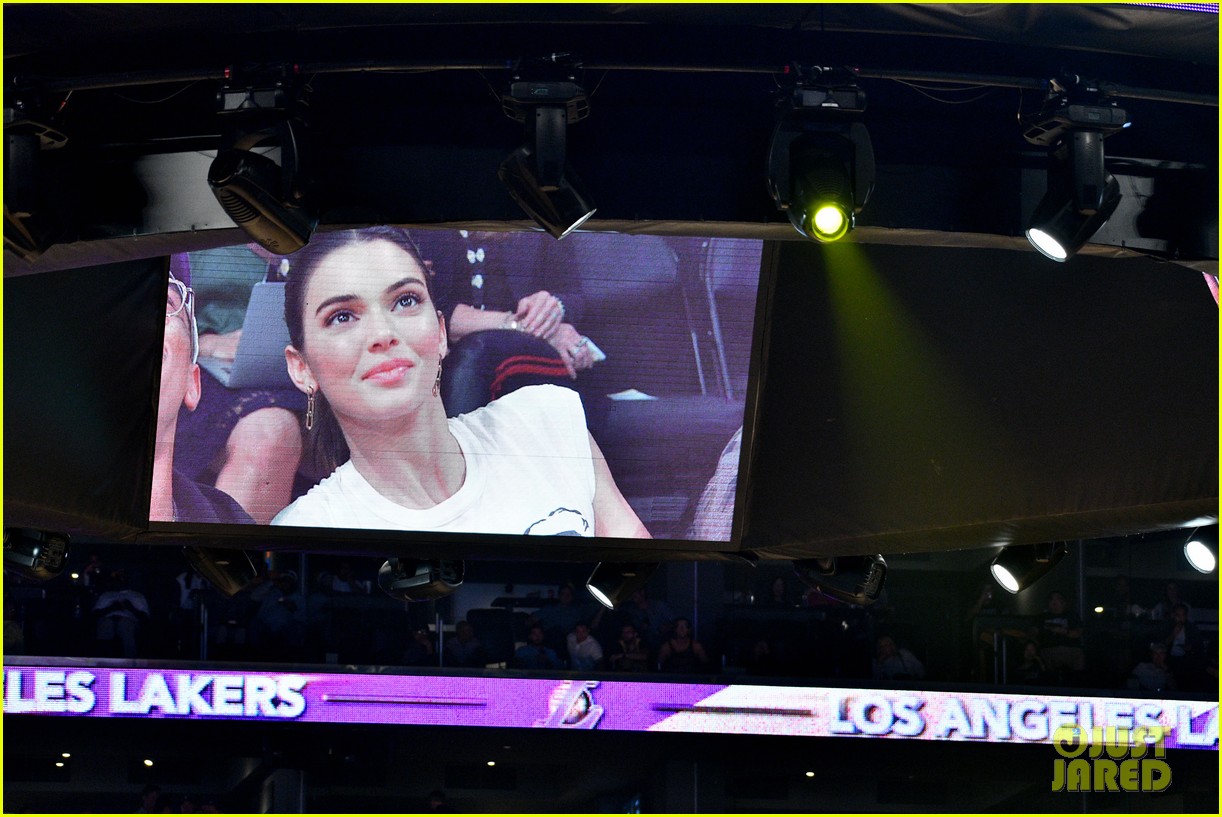 kendall jenner makes an outfit change during lakers rockets basketball game02