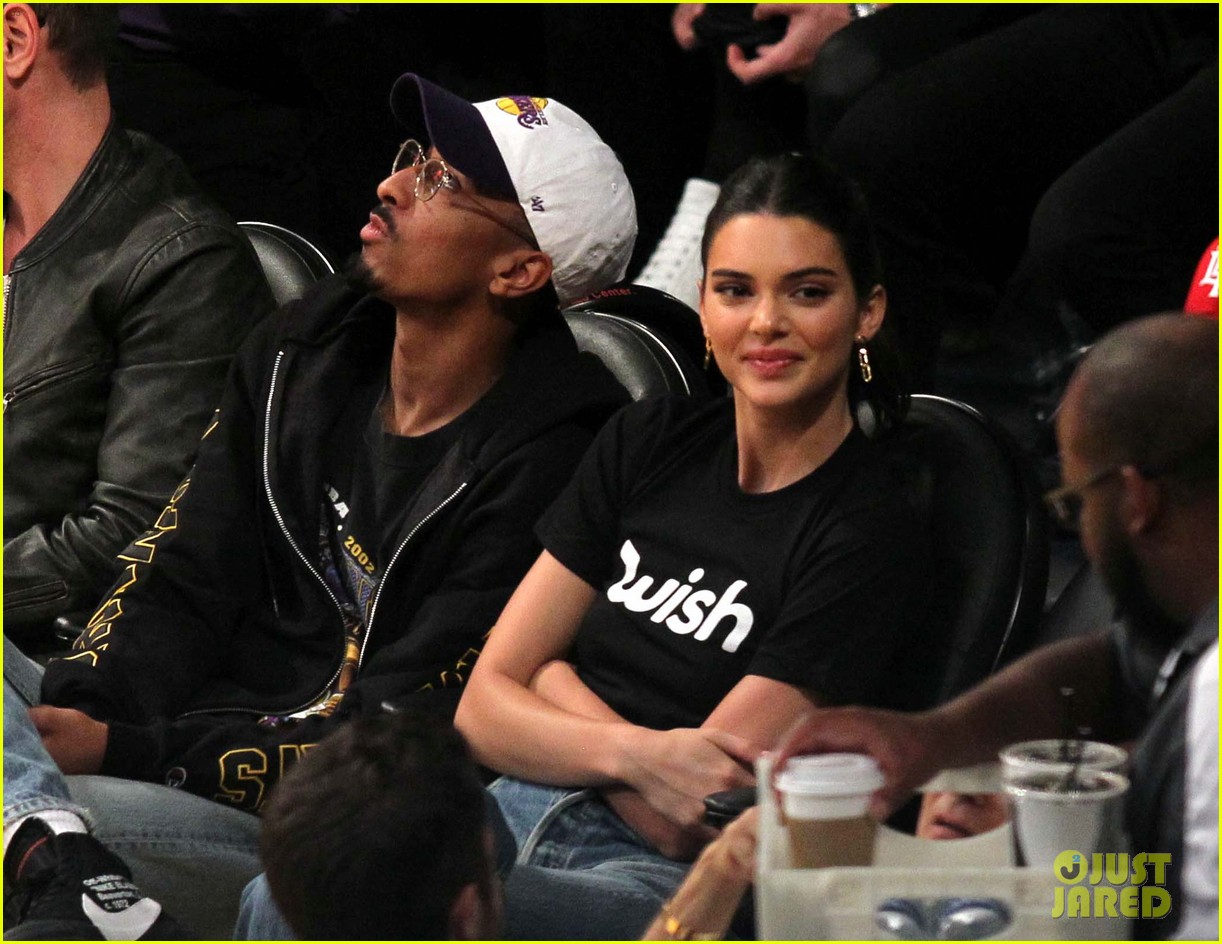 kendall jenner makes an outfit change during lakers rockets basketball game04