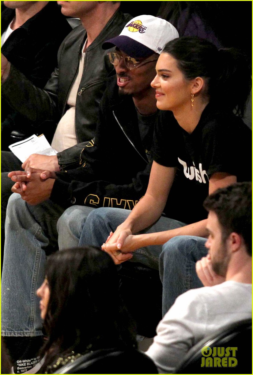 kendall jenner makes an outfit change during lakers rockets basketball game07