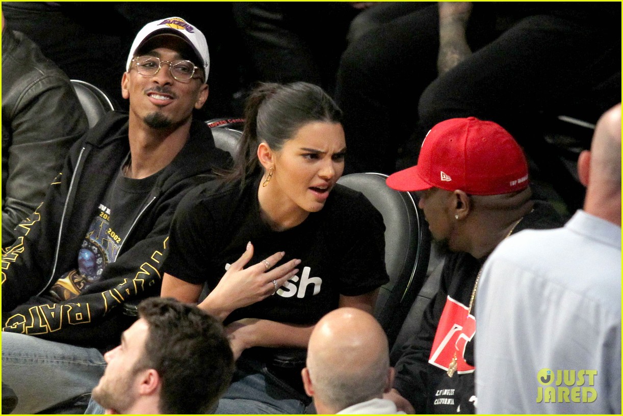 kendall jenner makes an outfit change during lakers rockets basketball game08