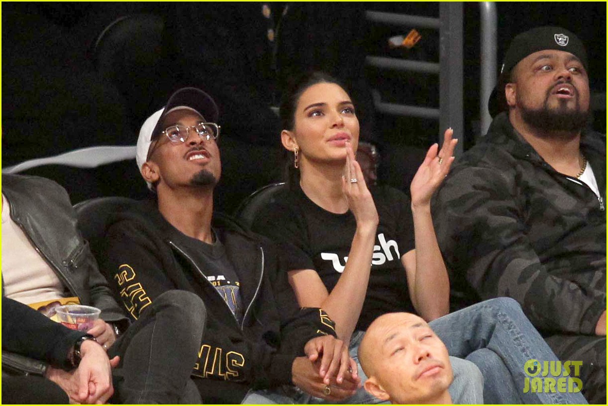 kendall jenner makes an outfit change during lakers rockets basketball game10