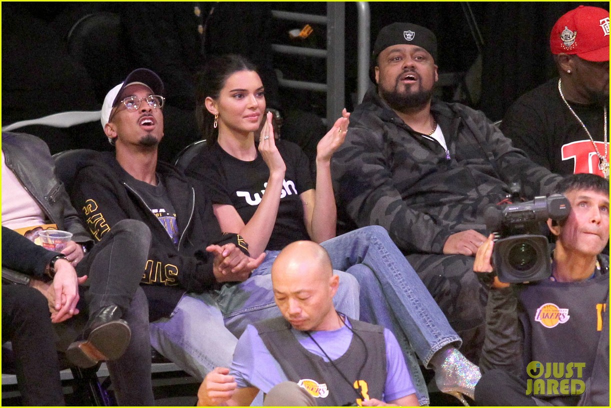 kendall jenner makes an outfit change during lakers rockets basketball game11