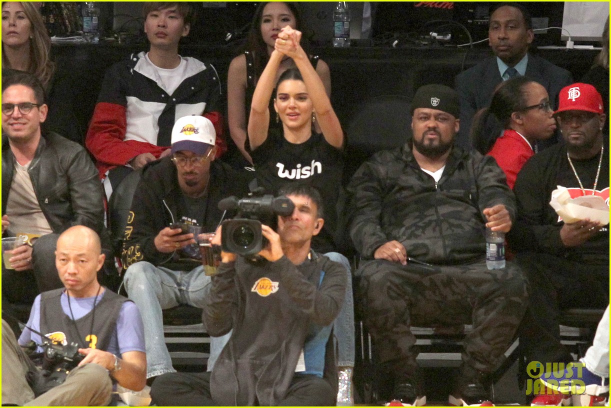 kendall jenner makes an outfit change during lakers rockets basketball game12