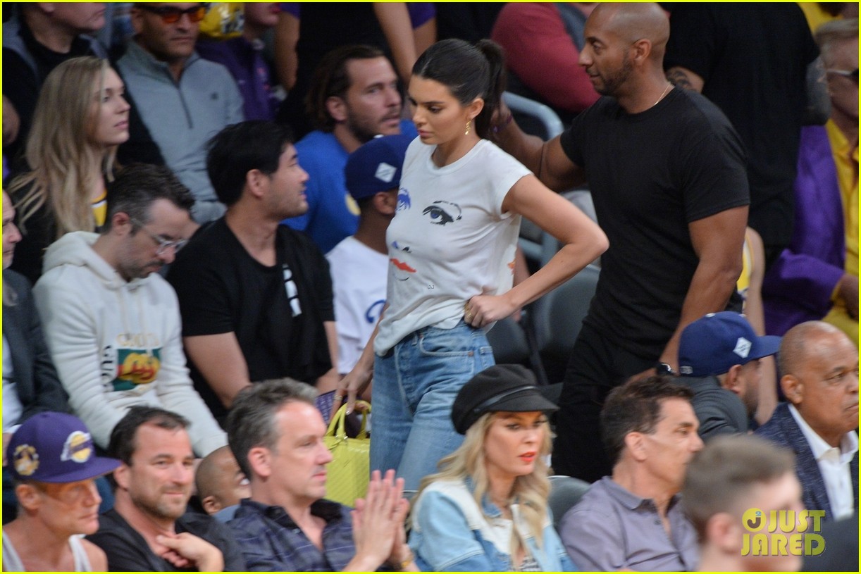 kendall jenner makes an outfit change during lakers rockets basketball game14