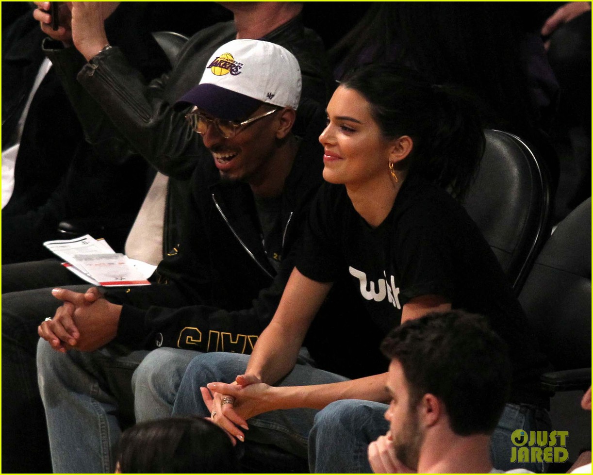 kendall jenner makes an outfit change during lakers rockets basketball game20