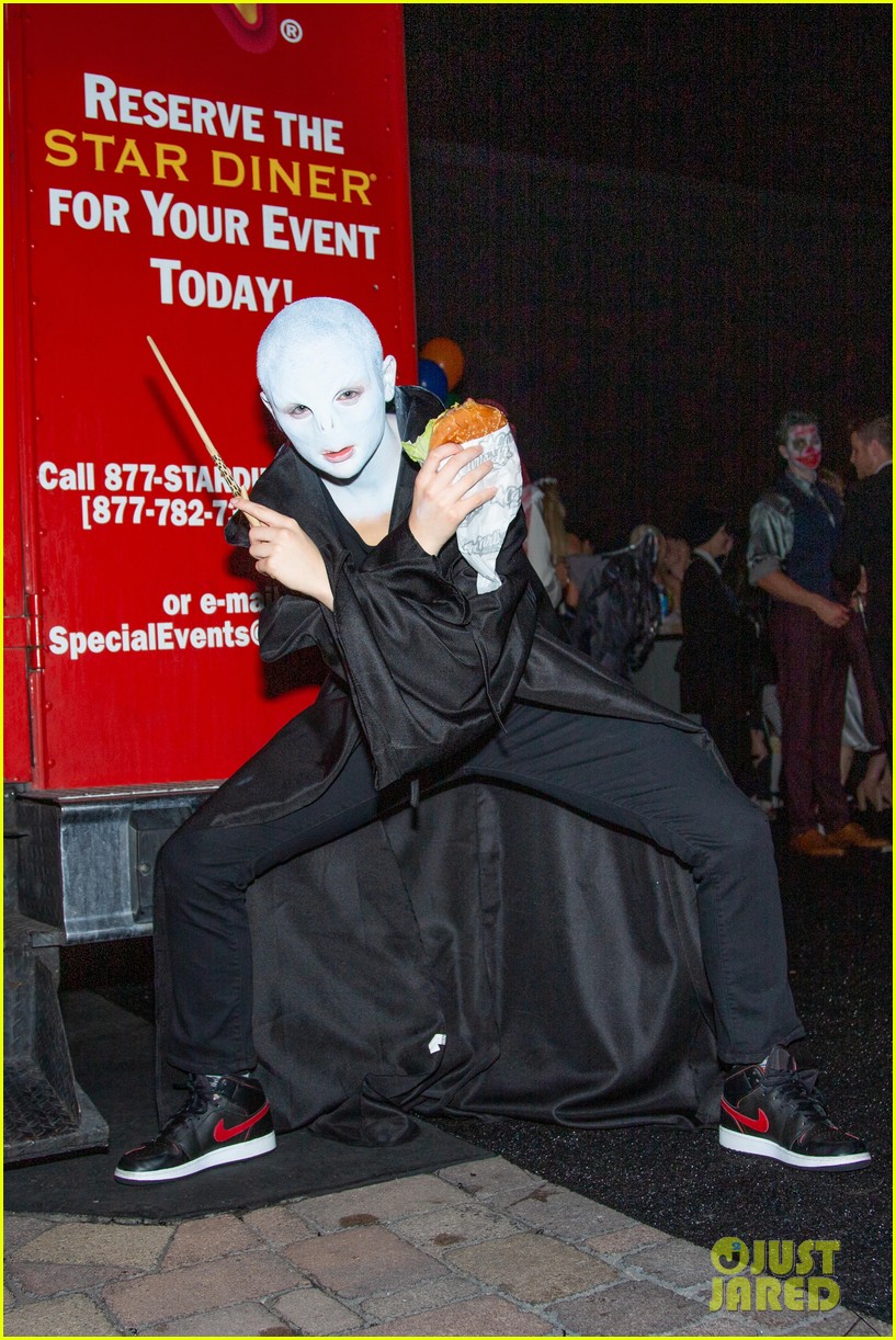 joey king hunter king just jared halloween party 14