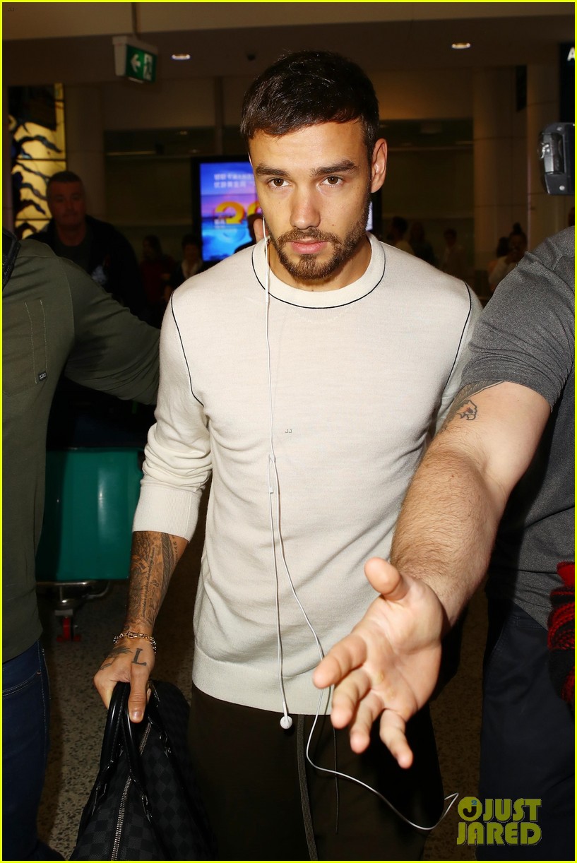 liam payne keeps things cool for his flight into sydney 03