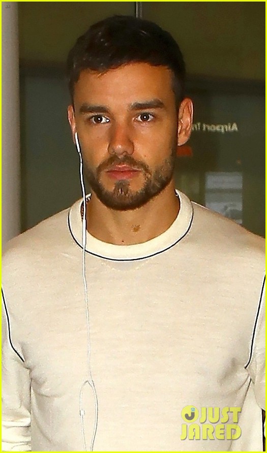 liam payne keeps things cool for his flight into sydney 04