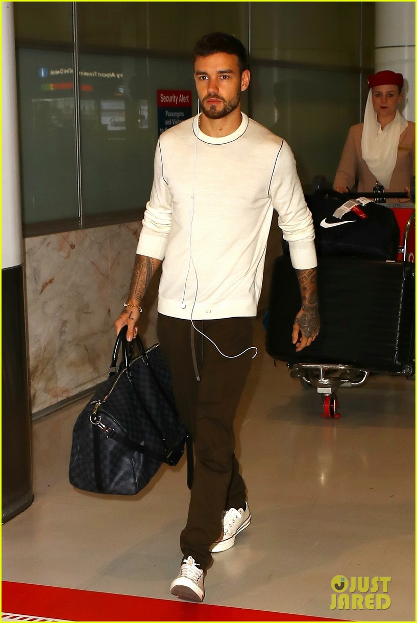 liam payne keeps things cool for his flight into sydney 05