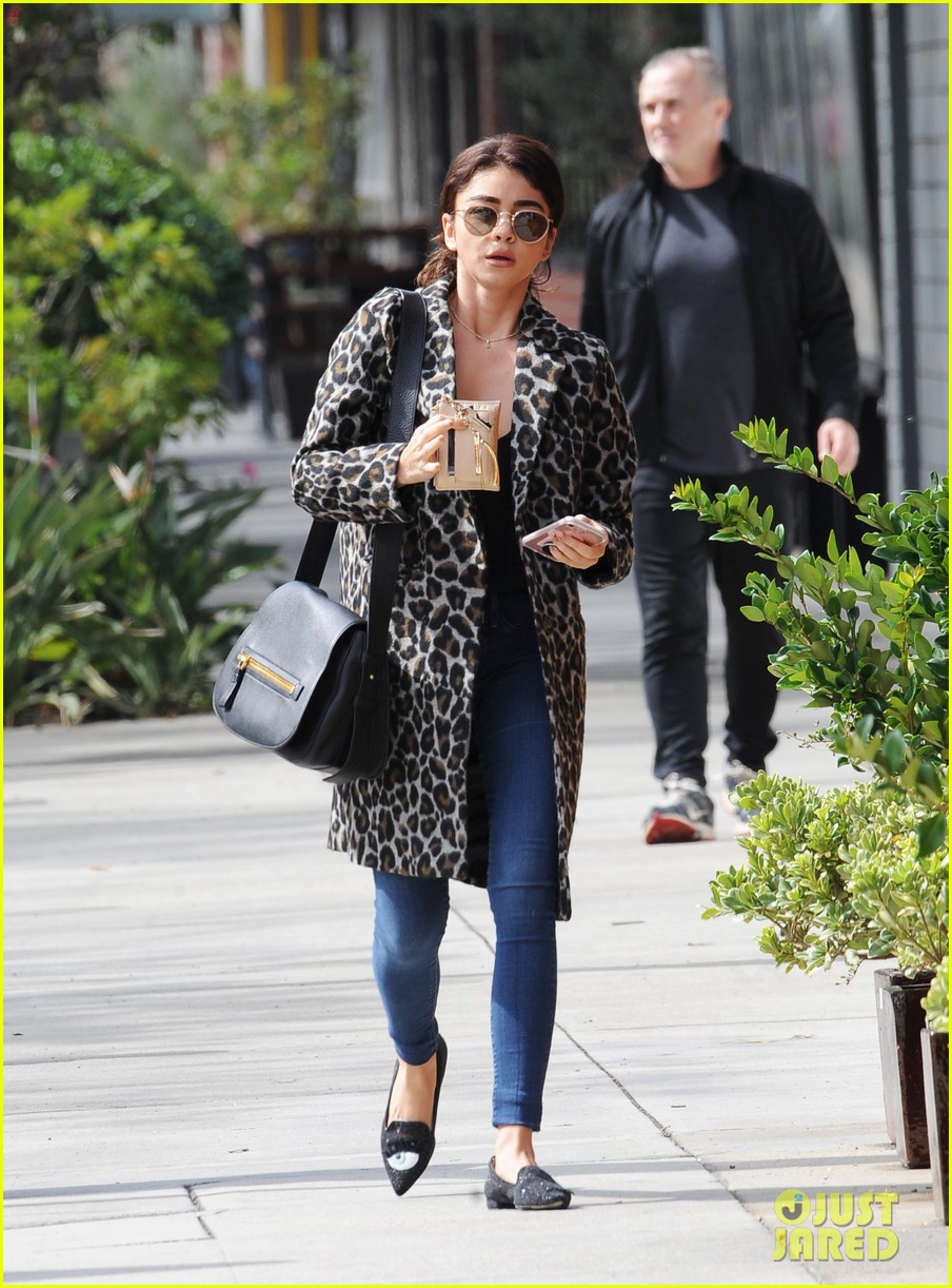 sarah hyland reminds those that are struggling youre not alone 01