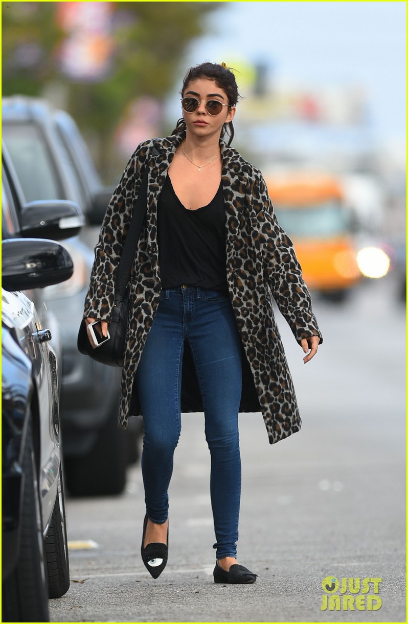 sarah hyland reminds those that are struggling youre not alone 06