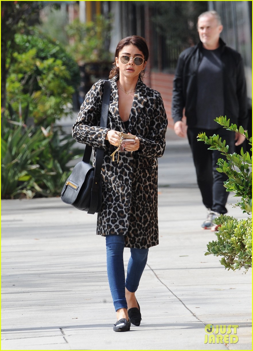 sarah hyland reminds those that are struggling youre not alone 07