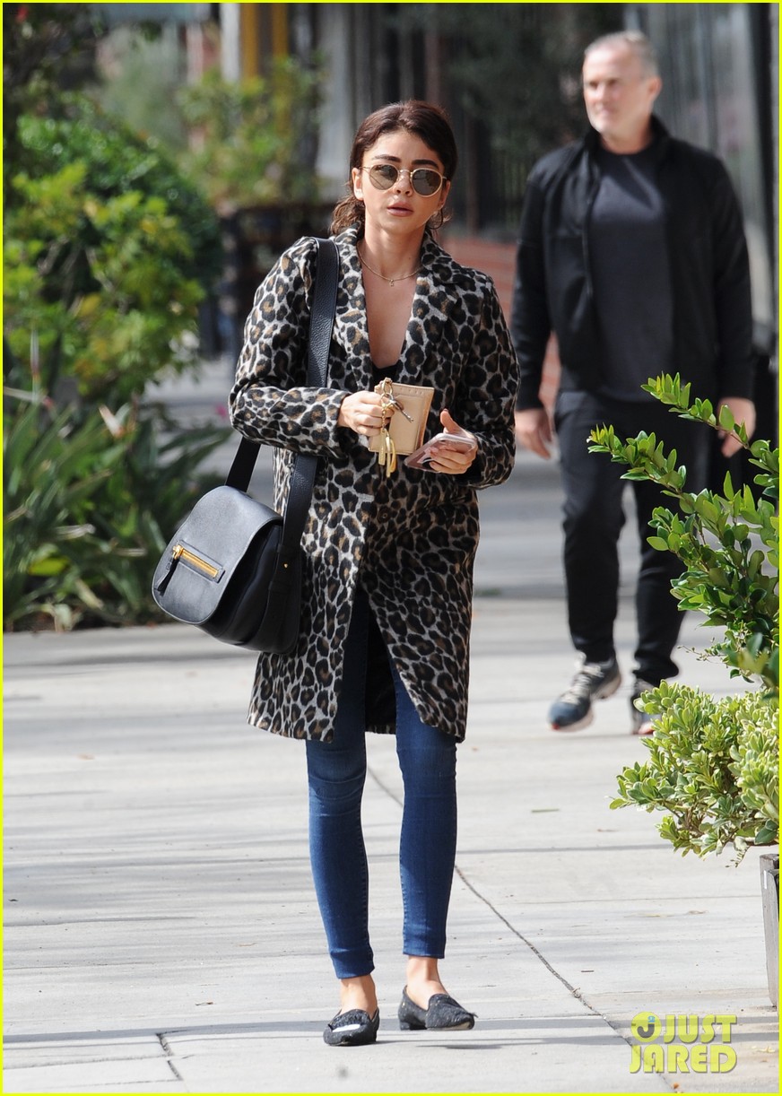 sarah hyland reminds those that are struggling youre not alone 08