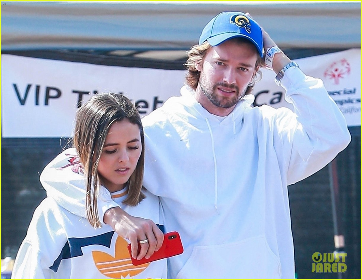 patrick schwarzenegger wraps arms around friend while out with maria and christina08