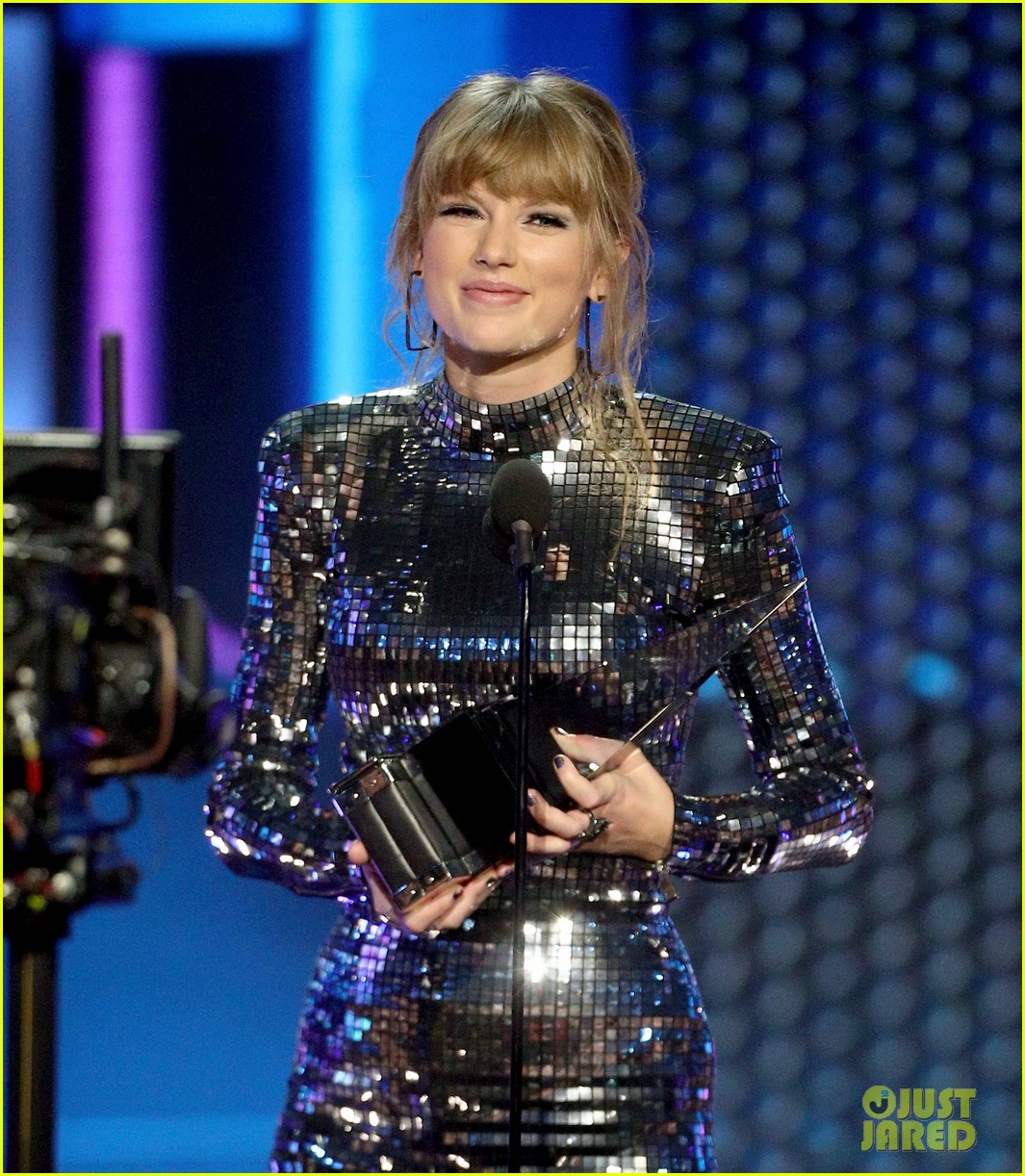 taylor swift teases the next chapter amas 16