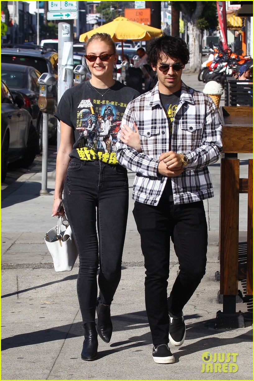 sophie turner holds on close to joe jonas during afternoon outing 01
