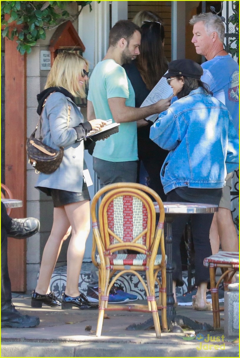 vanessa hudgens ashley tisdale aroma lunch date 04
