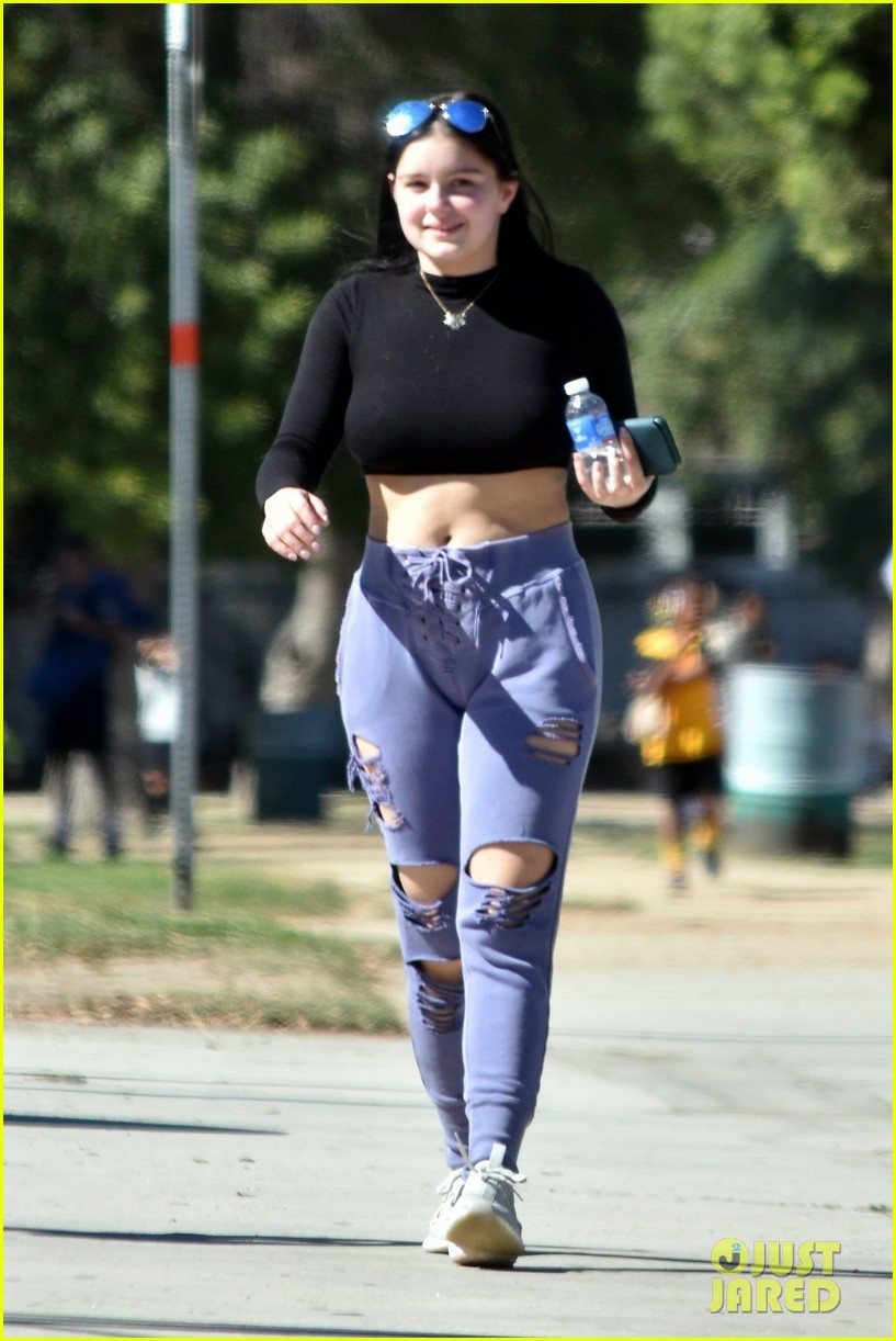 ariel winter flashes her abs in a crop top at soccer game with levi meaden05