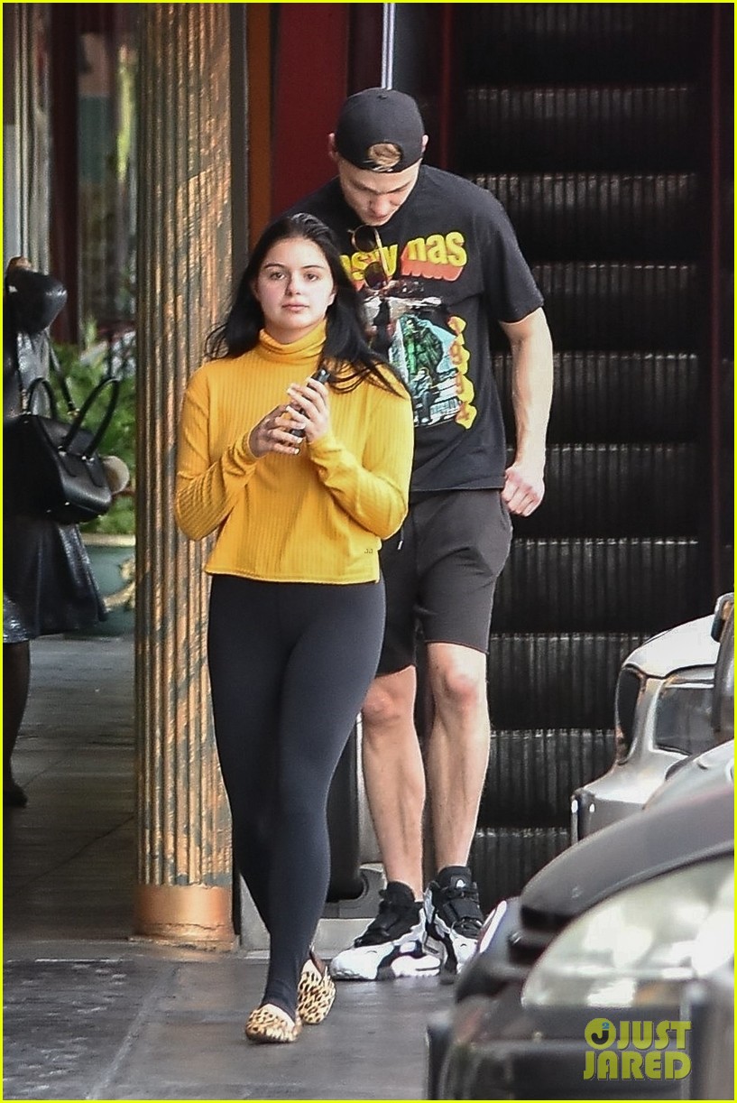 ariel winter gasses up in her daisy dukes 01