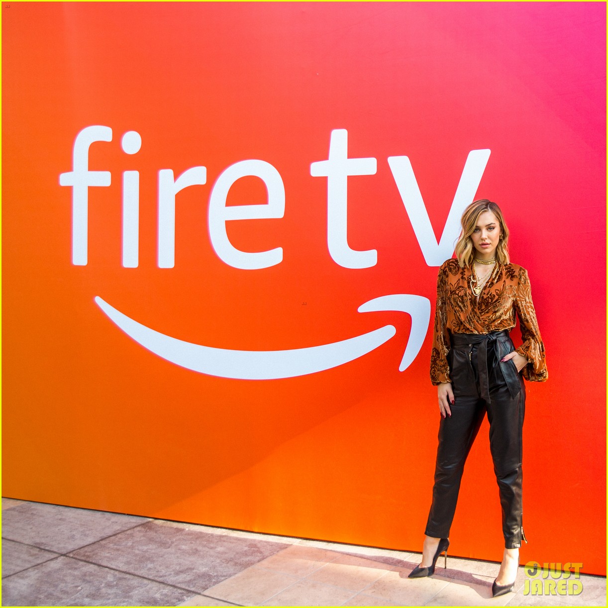 delilah belle brings french bulldog to amazon fire tv event 04