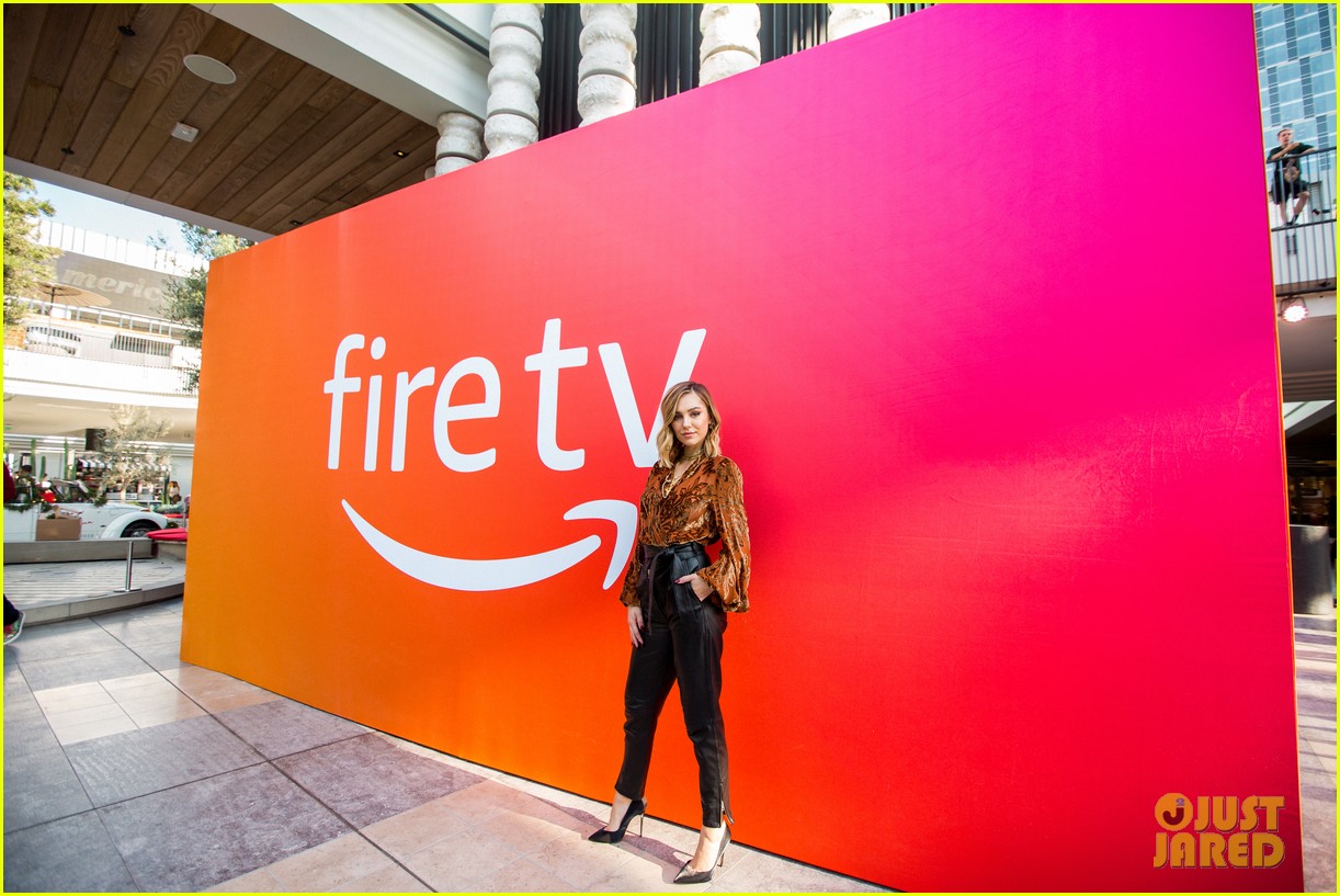 delilah belle brings french bulldog to amazon fire tv event 13