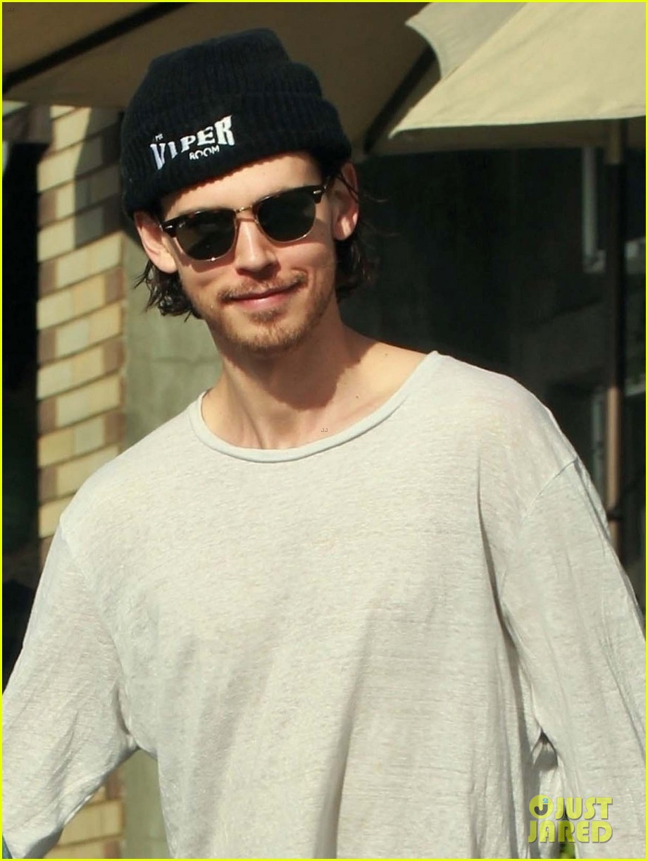 vanessa hudgens austin butler step out for romantic lunch date 02