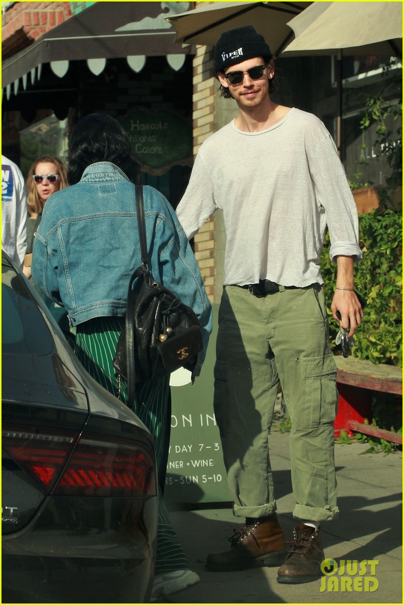 vanessa hudgens austin butler step out for romantic lunch date 05