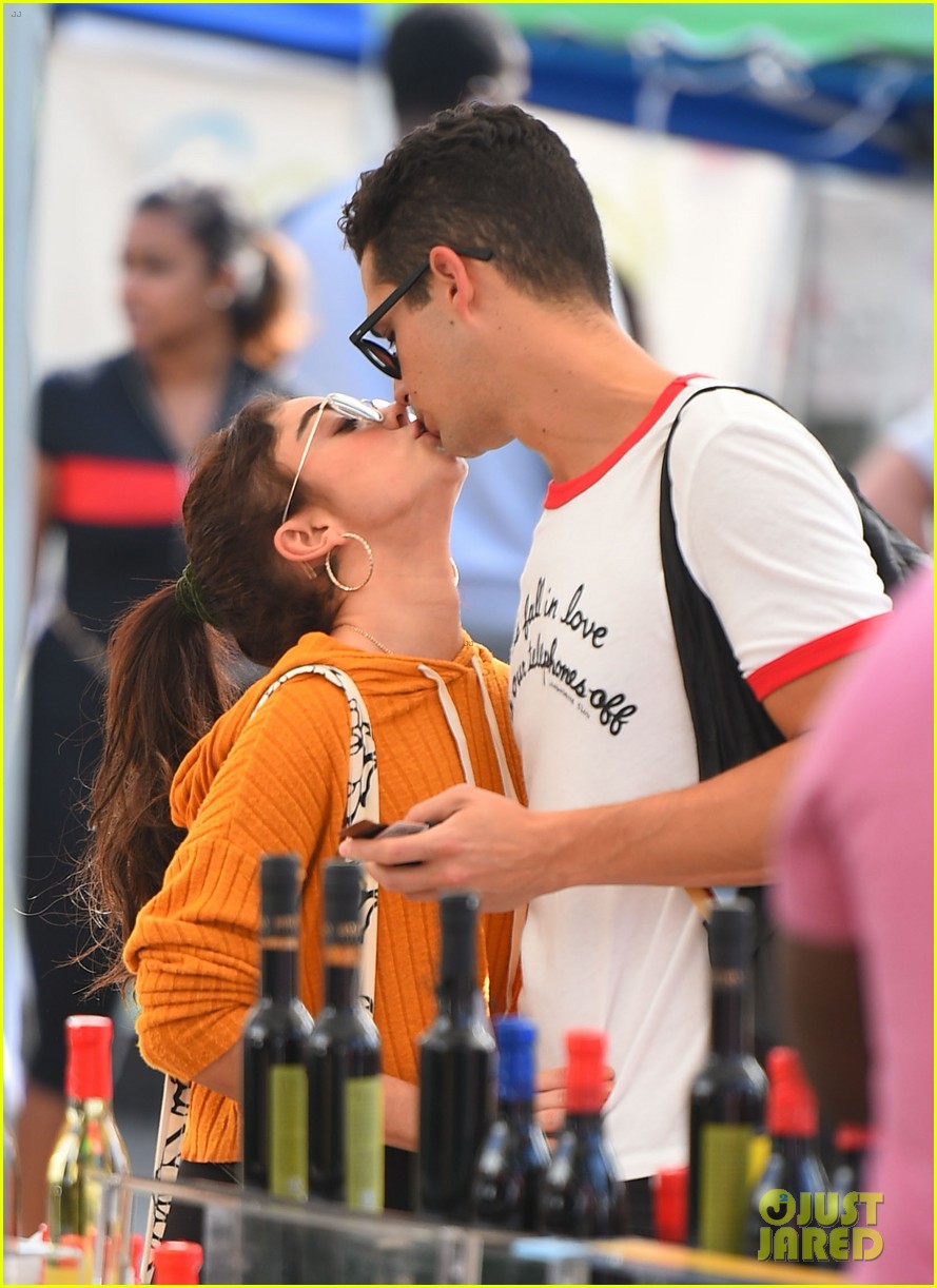sarah hyland and wells adams share sweet kiss at the farmers market 01