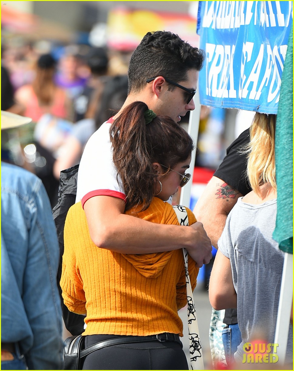 sarah hyland and wells adams share sweet kiss at the farmers market 03
