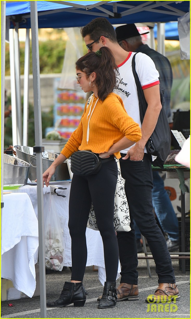sarah hyland and wells adams share sweet kiss at the farmers market 07