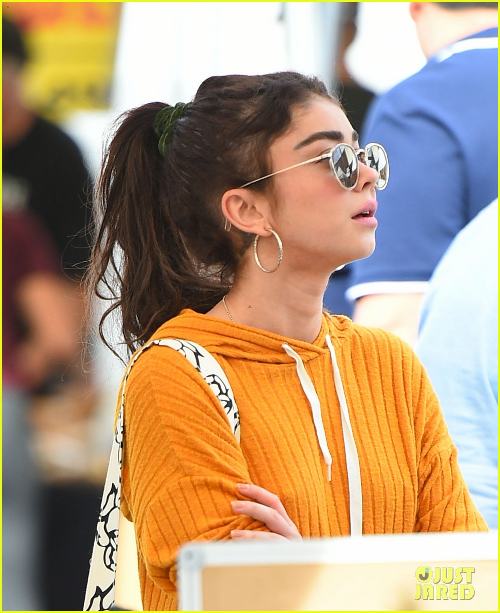 sarah hyland and wells adams share sweet kiss at the farmers market 11