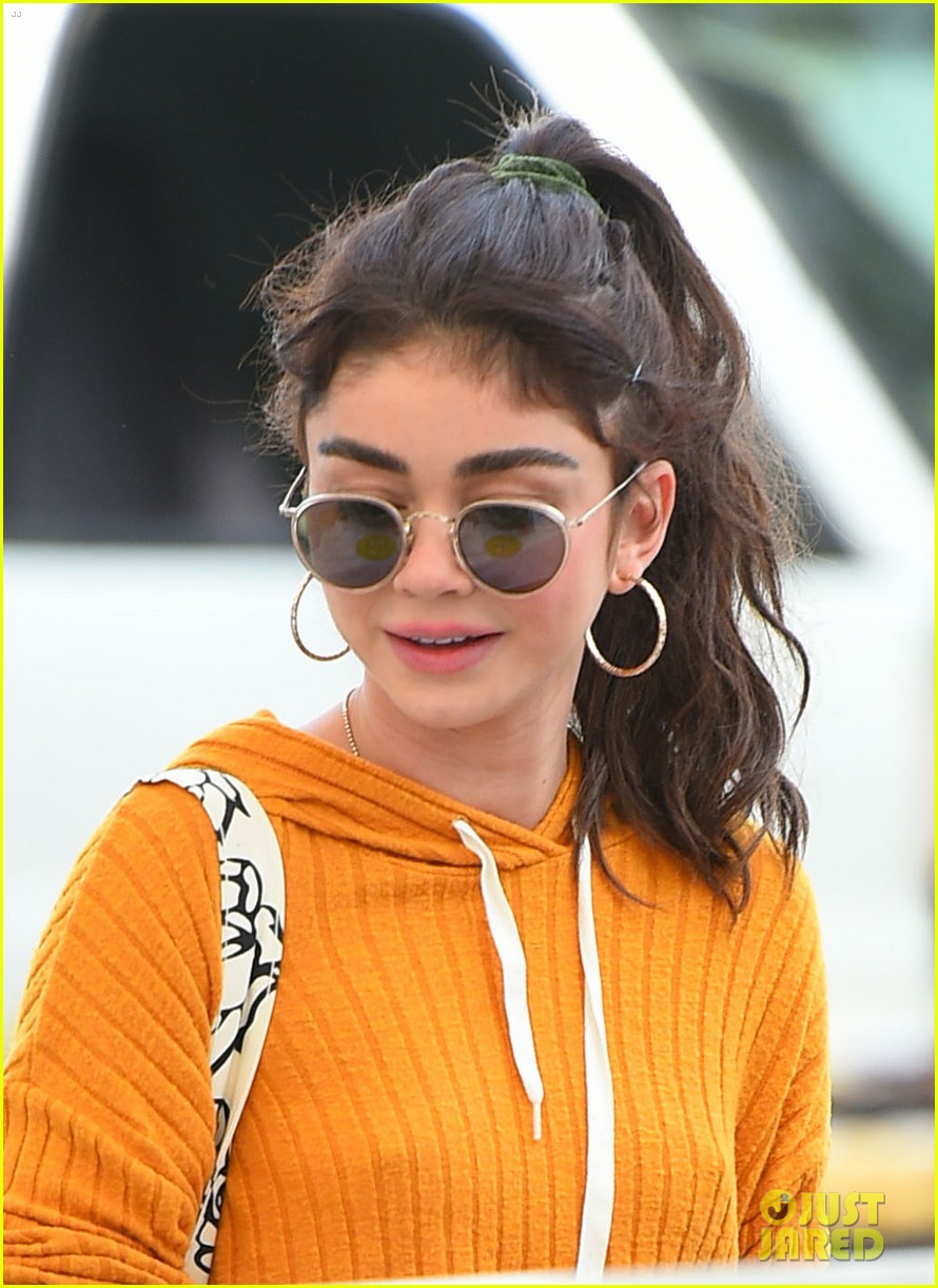 sarah hyland and wells adams share sweet kiss at the farmers market 12