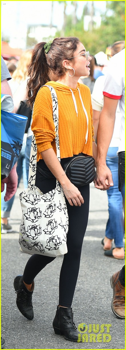 sarah hyland and wells adams share sweet kiss at the farmers market 13