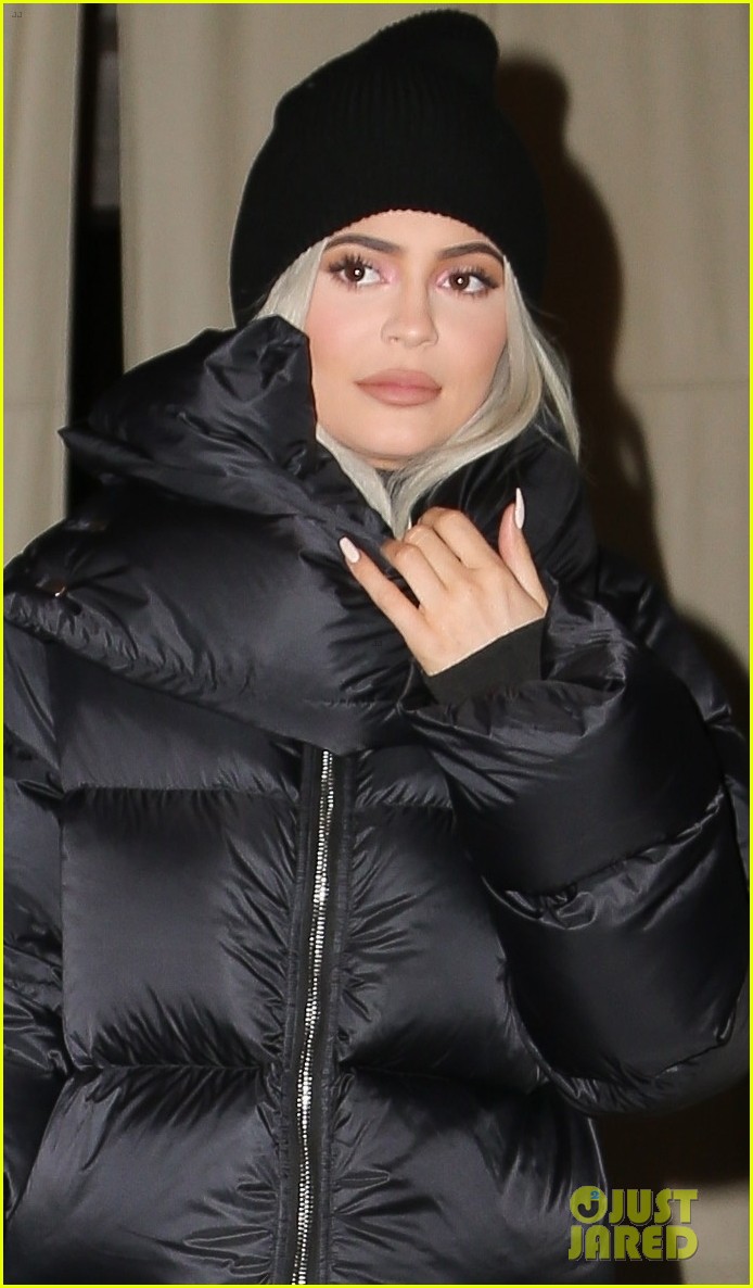 kylie jenner bundles up for night out in nyc 04