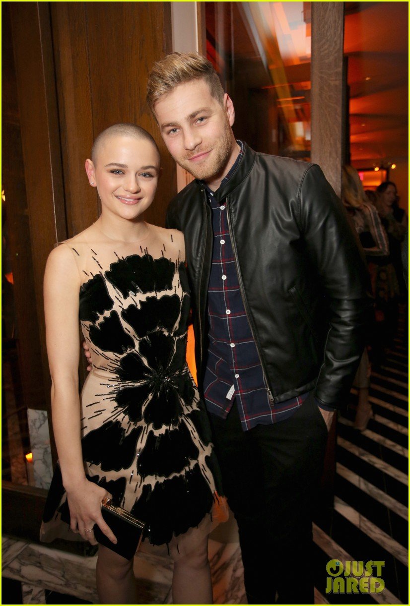joey king and annasophia robb team up for hulus holiday party 08