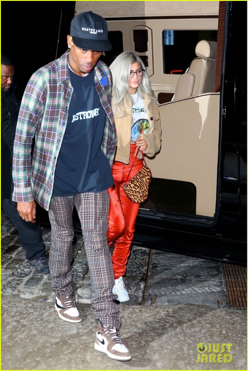 kylie jenner travis scott hold hands after his nyc concert 01