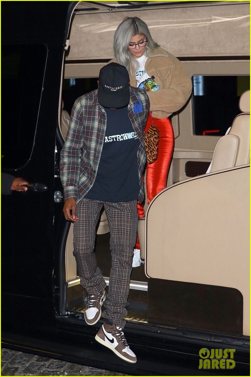 kylie jenner travis scott hold hands after his nyc concert 03
