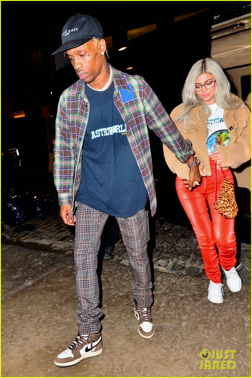 kylie jenner travis scott hold hands after his nyc concert 04