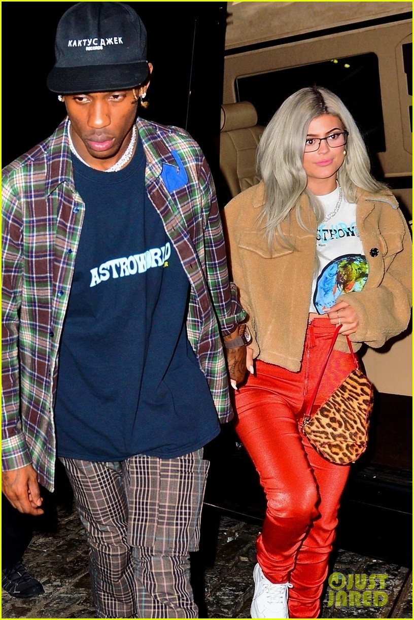kylie jenner travis scott hold hands after his nyc concert 05