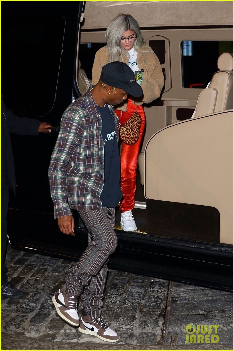 kylie jenner travis scott hold hands after his nyc concert 06