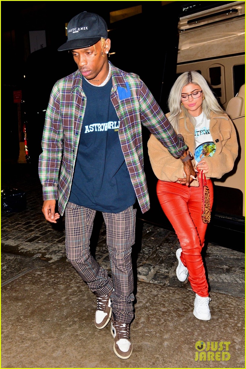 kylie jenner travis scott hold hands after his nyc concert 13