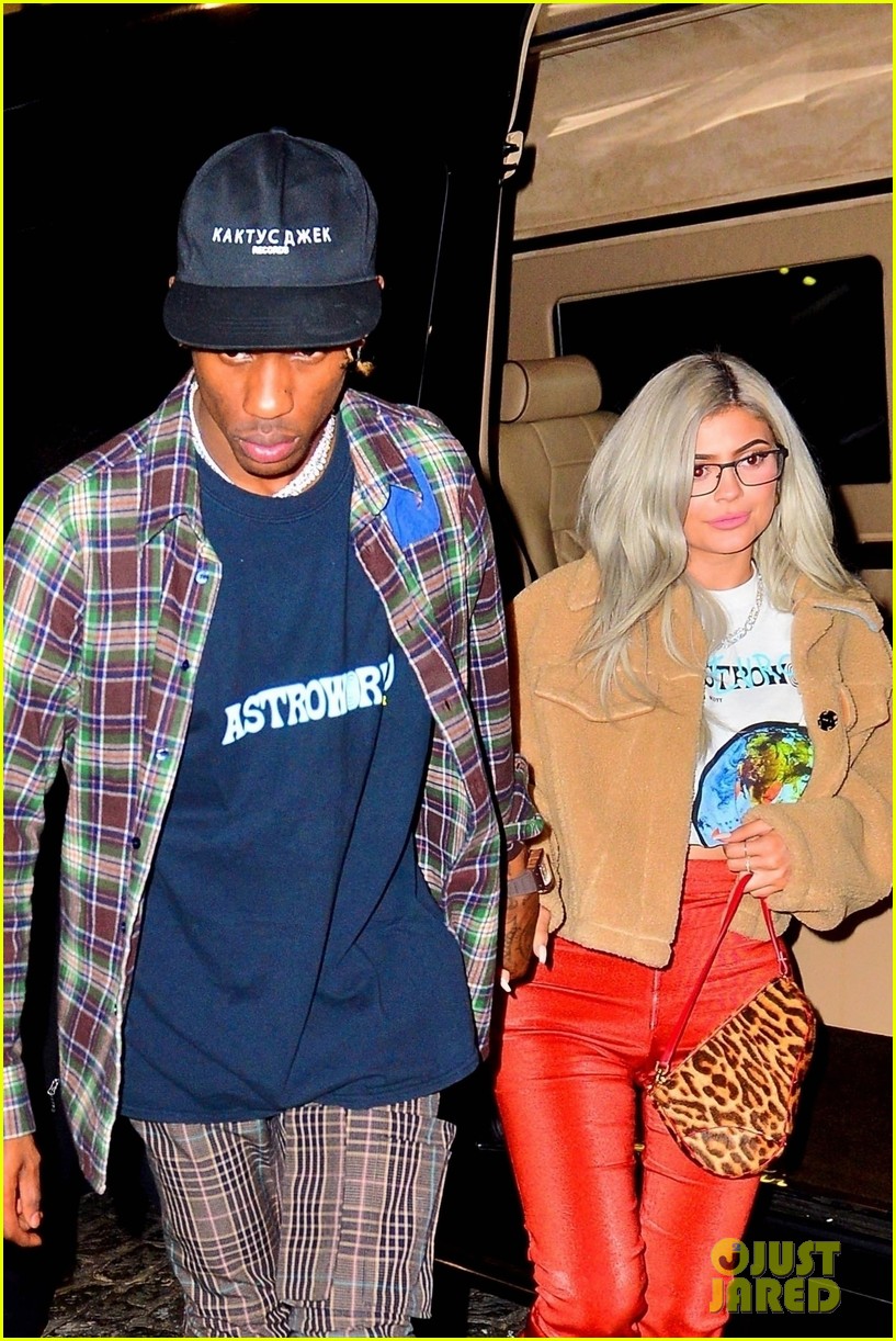 kylie jenner travis scott hold hands after his nyc concert 14