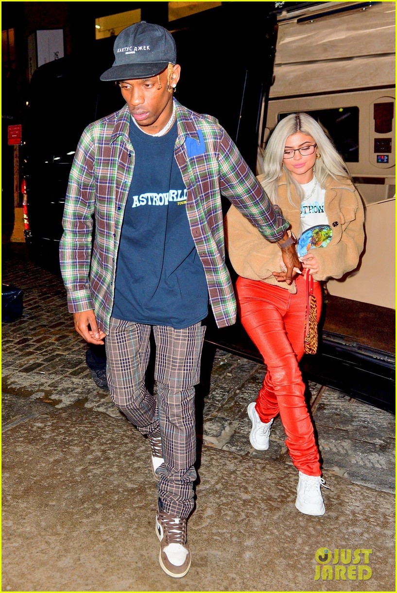 kylie jenner travis scott hold hands after his nyc concert 15