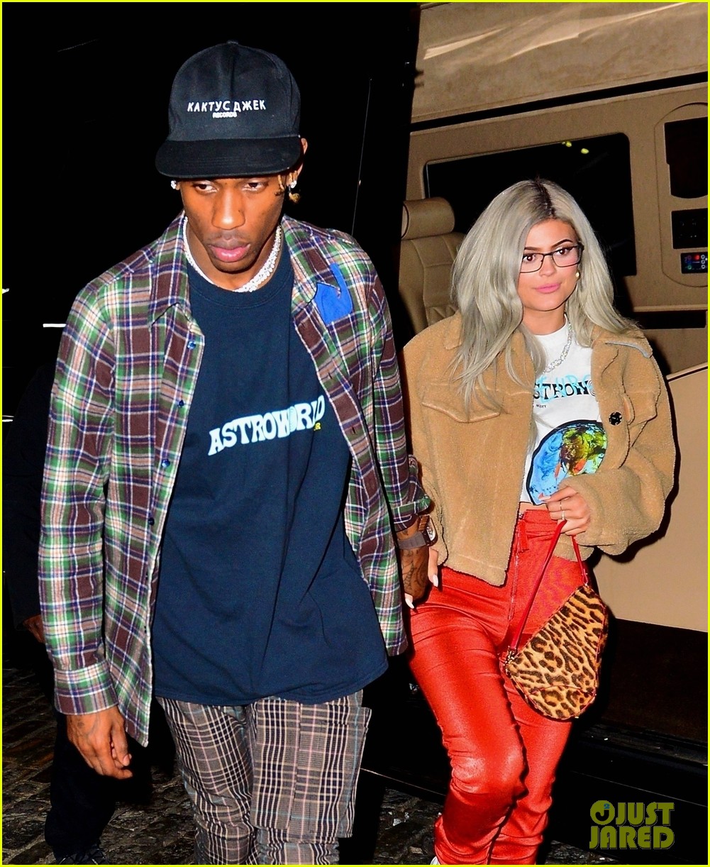 kylie jenner travis scott hold hands after his nyc concert 16